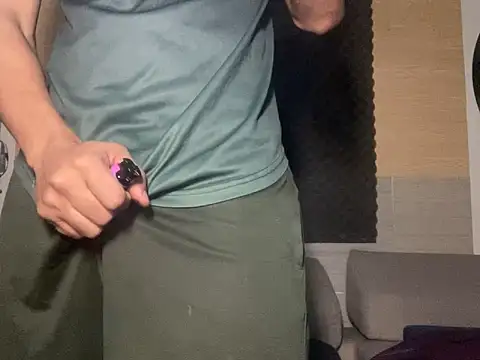 Snapshot of thesummerboy chatting on 03-16-25, 08:32 thesummerboy online show from 03-16-25, 08:32