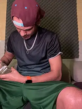 Snapshot of thesummerboy chatting on 03-21-25, 07:33 thesummerboy online show from 03-21-25, 07:33