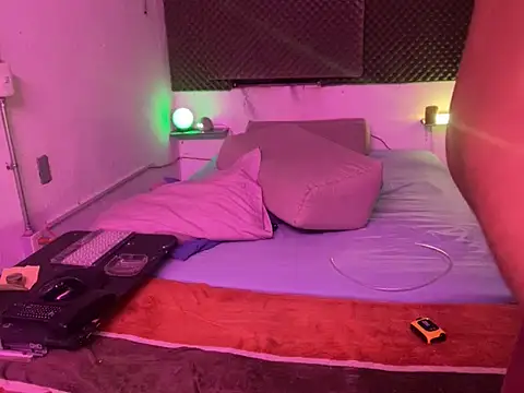 Snapshot of thesummerboy chatting on 10-01-25, 06:19 thesummerboy online show from 10-01-25, 06:19