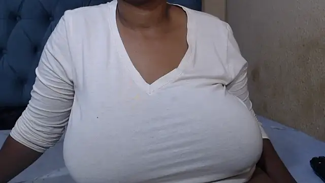 Snapshot of FlavoredNia chatting on 03-04-25, 03:15 FlavoredNia online show from 03-04-25, 03:15