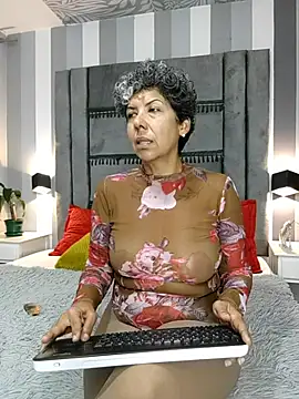 Julianewell online show from 11-25-25, 12:49