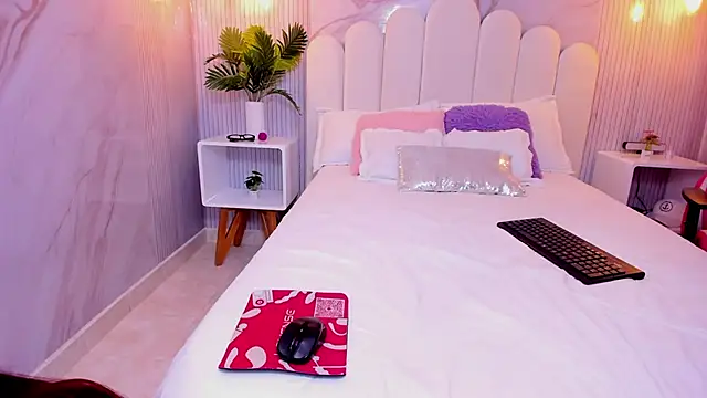 Snapshot of Carohorny4u chatting on 10-08-25, 08:17 Carohorny4u online show from 10-08-25, 08:17