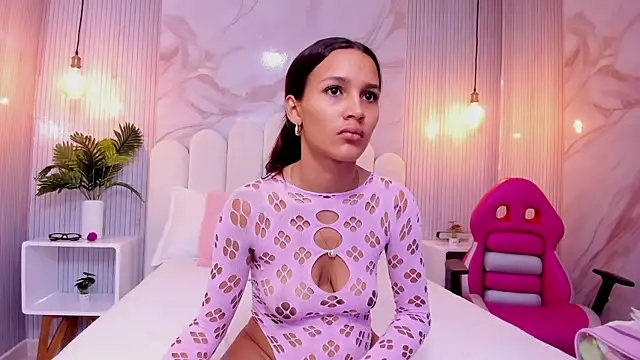 Snapshot of Carohorny4u chatting on 10-12-25, 01:21 Carohorny4u online show from 10-12-25, 01:21