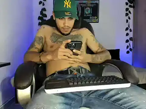 Snapshot of mikee_scooth chatting on 03-16-25, 06:31 mikee scooth online show from 03-16-25, 06:31