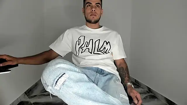 Snapshot of mikee_scooth chatting on 11-18-25, 04:33 mikee scooth online show from 11-18-25, 04:33