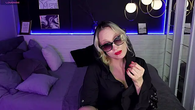 Queen Anna  online show from 01-11-25, 07:49