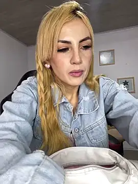 Snapshot of alicev_kitty chatting on 02-27-25, 01:07 alicev kitty online show from 02-27-25, 01:07