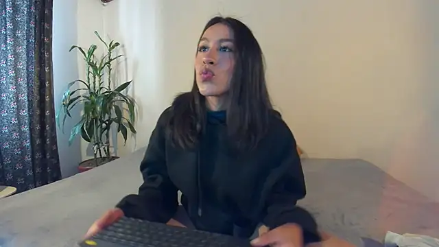 Snapshot of EmiGomez_ chatting on 02-11-25, 07:16 EmiGomez online show from 02-11-25, 07:16