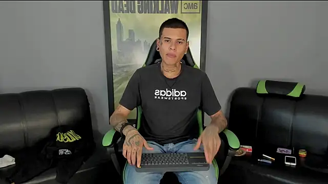 Snapshot of jamesinked_ chatting on 01-06-25, 07:24 jamesinked  online show from 01-06-25, 07:24