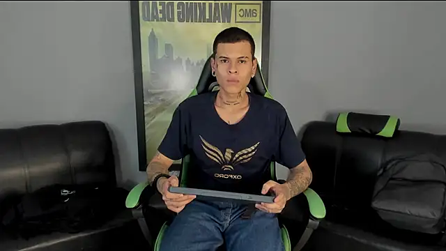 Snapshot of jamesinked_ chatting on 01-11-25, 06:54 jamesinked  online show from 01-11-25, 06:54