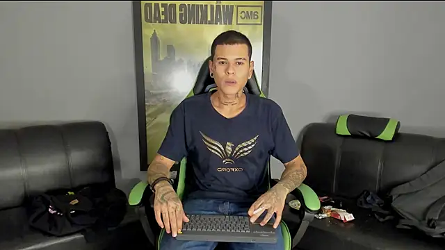 Snapshot of jamesinked_ chatting on 01-12-25, 02:24 jamesinked  online show from 01-12-25, 02:24