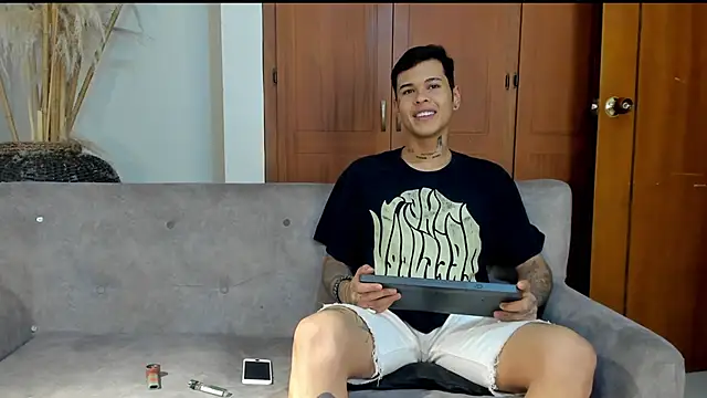 Snapshot of jamesinked_ chatting on 10-28-25, 07:27 jamesinked  online show from 10-28-25, 07:27