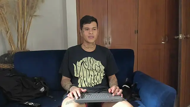 Snapshot of jamesinked_ chatting on 11-25-25, 04:01 jamesinked online show from 11-25-25, 04:01