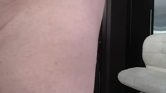 Snapshot of Toy-Daddy chatting on 09-19-25, 03:45 Toy-Daddy online show from 09-19-25, 03:45