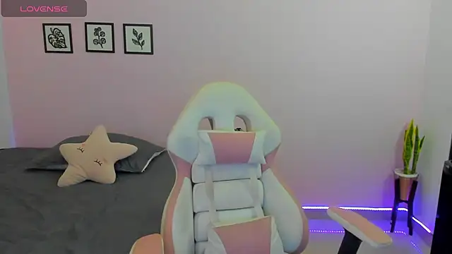 Snapshot of sophie_pazz chatting on 12-15-25, 10:25 sophie pazz online show from 12-15-25, 10:25