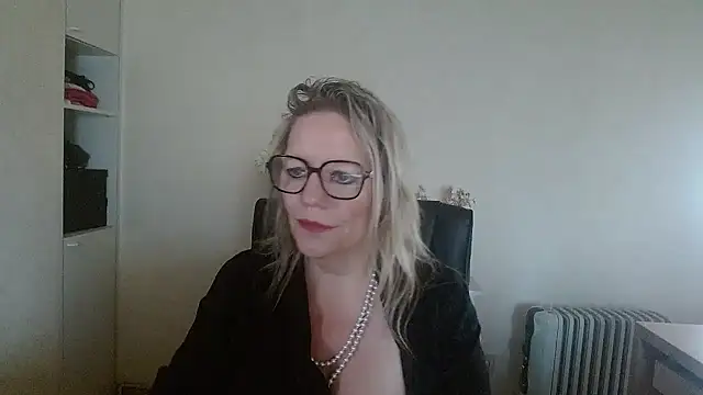 Snapshot of Silkesquirt chatting on 10-24-25, 07:16 Silkesquirt online show from 10-24-25, 07:16