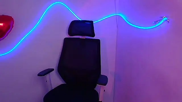 Snapshot of Hanna_Way chatting on 02-20-25, 10:05 Hanna Way online show from 02-20-25, 10:05