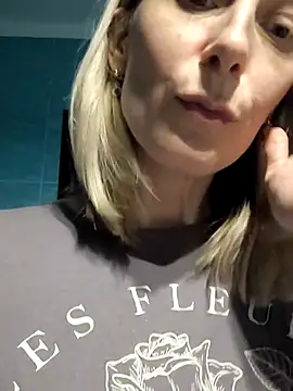 Snapshot of AvelinaLeoni chatting on 11-19-25, 07:25 AvelinaLeoni online show from 11-19-25, 07:25