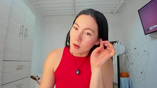 Elle Lee  online show from 10-28-25, 03:04