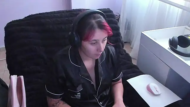 Snapshot of bonnie_moon_ chatting on 10-11-25, 08:18 bonnie moon online show from 10-11-25, 08:18