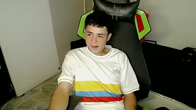 Snapshot of bby_santi chatting on 11-19-25, 08:20 bby santi online show from 11-19-25, 08:20