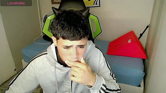 Snapshot of bby_santi chatting on 11-28-25, 01:36 bby santi online show from 11-28-25, 01:36