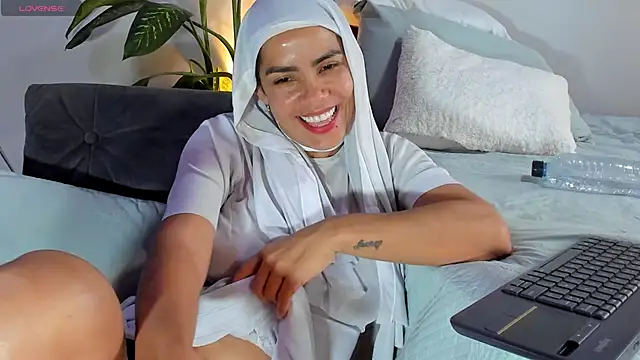 ClaraMariaMon online show from 01-31-25, 08:54