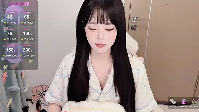 Snapshot of Mini-X chatting on 11-13-25, 11:25 Mini-X online show from 11-13-25, 11:25