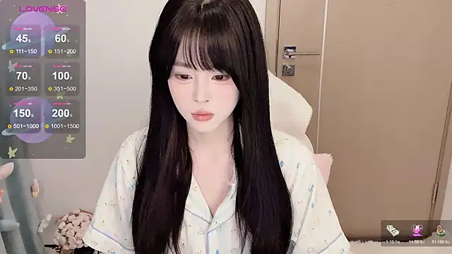 Snapshot of Mini-X chatting on 11-18-25, 12:16 Mini-X online show from 11-18-25, 12:16