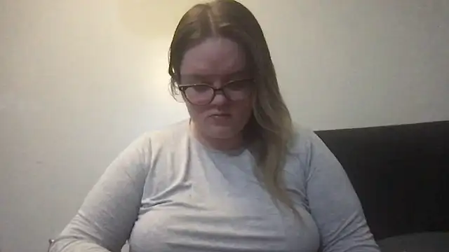 Snapshot of honeyyy24 chatting on 10-20-25, 06:30 honeyyy24 online show from 10-20-25, 06:30