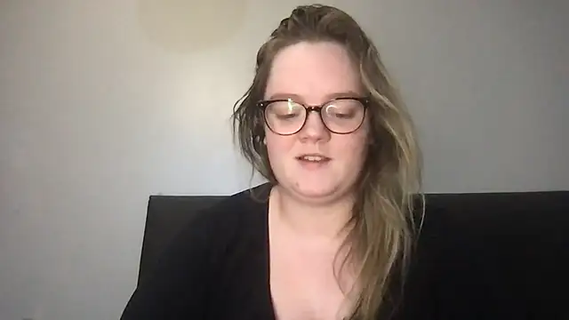 Snapshot of honeyyy24 chatting on 10-23-25, 08:29 honeyyy24 online show from 10-23-25, 08:29