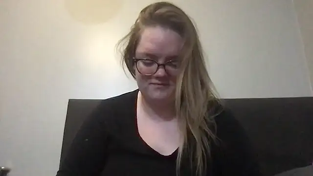 Snapshot of honeyyy24 chatting on 11-08-25, 11:14 honeyyy24 online show from 11-08-25, 11:14