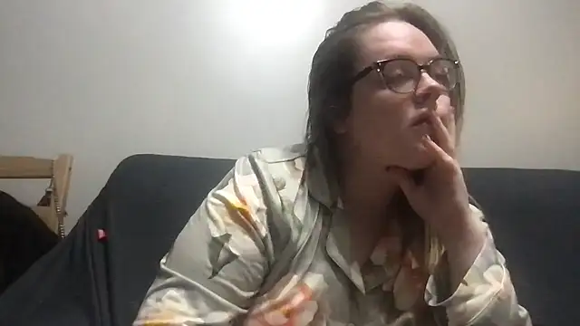 Snapshot of honeyyy24 chatting on 11-19-25, 10:32 honeyyy24 online show from 11-19-25, 10:32