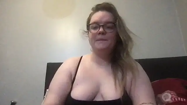 Snapshot of honeyyy24 chatting on 11-23-25, 12:27 honeyyy24 online show from 11-23-25, 12:27