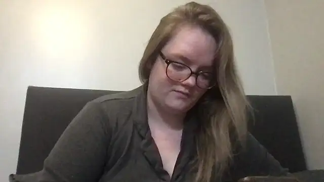 Snapshot of honeyyy24 chatting on 11-24-25, 12:32 honeyyy24 online show from 11-24-25, 12:32