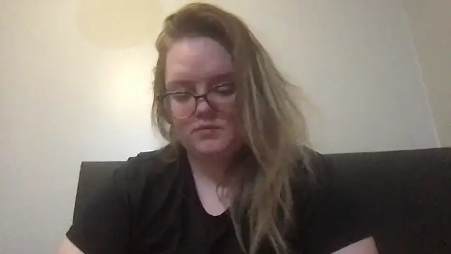 Snapshot of honeyyy24 chatting on 12-14-25, 05:18 honeyyy24 online show from 12-14-25, 05:18