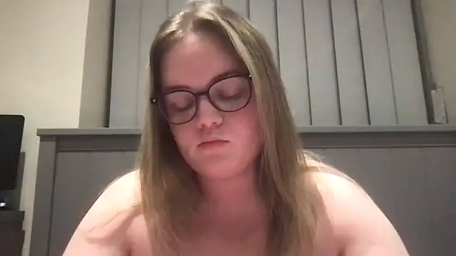 Snapshot of honeyyy24 chatting on 06-29-26, 09:26 honeyyy24 online show from 06-29-26, 09:26
