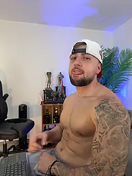 Snapshot of OwenMaximus814 chatting on 10-14-25, 07:03 OwenMaximus814 online show from 10-14-25, 07:03