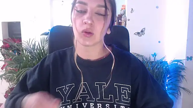 Snapshot of Lia-mitch chatting on 04-30-26, 06:47 Lia-mitch online show from 04-30-26, 06:47