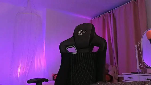 AliceSunday online show from 10-04-25, 01:58