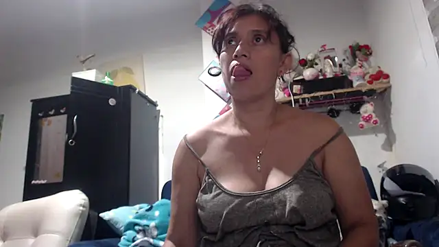 Snapshot of sexy_mary_69 chatting on 11-12-25, 02:23 sexy mary 69 online show from 11-12-25, 02:23