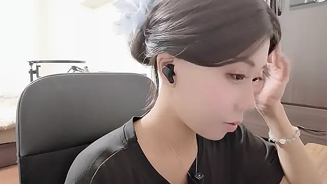 Snapshot of Fine-sand chatting on 10-29-25, 01:24 Fine-sand online show from 10-29-25, 01:24