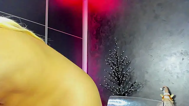 Snapshot of glossy_blondegirl chatting on 12-03-25, 08:07 glossy blondegirl online show from 12-03-25, 08:07