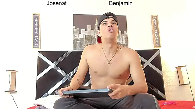 Snapshot of toyboys1 chatting on 02-12-26, 04:07 toyboys1 online show from 02-12-26, 04:07