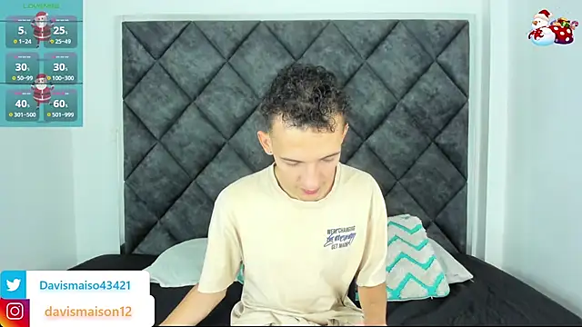 Snapshot of Maisondavis_ chatting on 12-20-24, 10:32 Maisondavis online show from 12-20-24, 10:32