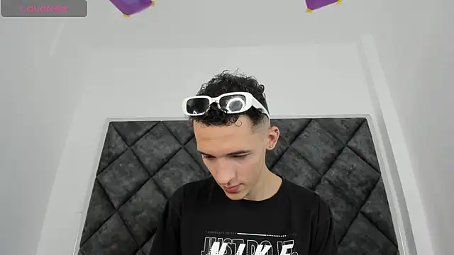 Snapshot of Maisondavis_ chatting on 12-21-24, 10:19 Maisondavis online show from 12-21-24, 10:19