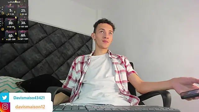 Snapshot of Maisondavis_ chatting on 01-10-25, 10:25 Maisondavis online show from 01-10-25, 10:25