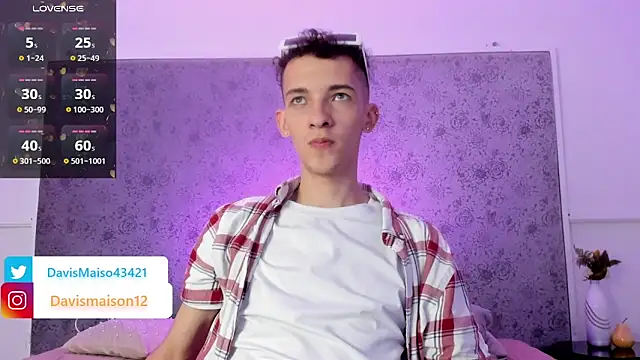 Snapshot of Maisondavis_ chatting on 02-10-25, 10:09 Maisondavis online show from 02-10-25, 10:09
