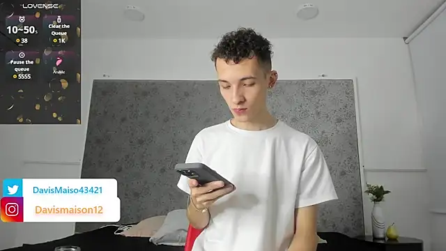Snapshot of Maisondavis_ chatting on 02-19-25, 09:36 Maisondavis online show from 02-19-25, 09:36