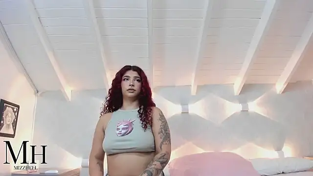 Snapshot of MizzHell chatting on 09-27-25, 12:43 MizzHell online show from 09-27-25, 12:43